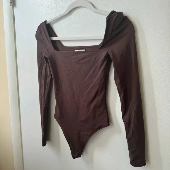 Aritzia Babaton Contour Squareneck Longsleeve Bodysuit in Coffee Bean Brown - Picture 8 of 11